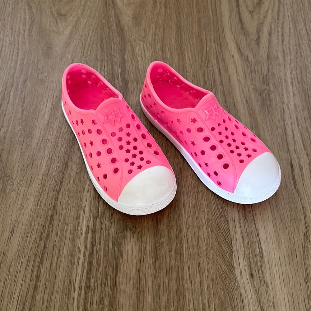 Bright pink rubber shoes. Girl size 9/10. Great water shoes!